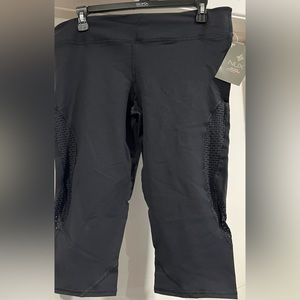 Nux flight  Black Capri Leggings
